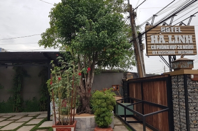 Sân trước khách sạn Hà Linh, để xe ô tô, xe máy
