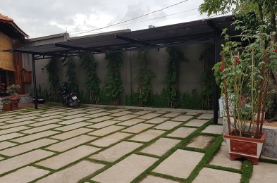 Sân trước khách sạn Hà Linh, để xe ô tô, xe máy