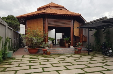 Sân trước khách sạn Hà Linh, để xe ô tô, xe máy