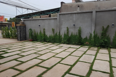 Sân trước khách sạn Hà Linh, để xe ô tô, xe máy