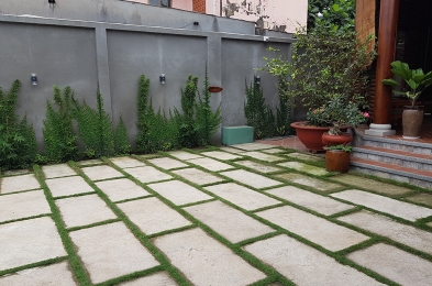 Sân trước khách sạn Hà Linh, để xe ô tô, xe máy