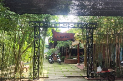 Sân trước khách sạn Hà Linh, để xe ô tô, xe máy