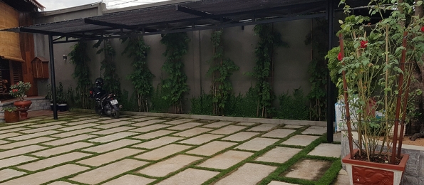 Sân trước khách sạn Hà Linh, để xe ô tô, xe máy