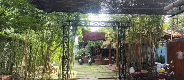 Sân trước khách sạn Hà Linh, để xe ô tô, xe máy
